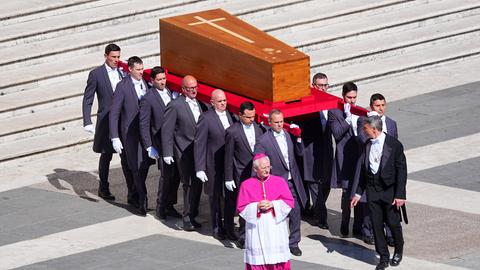  Erzbischof Diego Giovanni Ravelli geht bei der Trauermesse für den verstorbenen Papst Franziskus auf dem Petersplatz vor dem Sarg her. der Sarg wird von 14 Männern getragen.