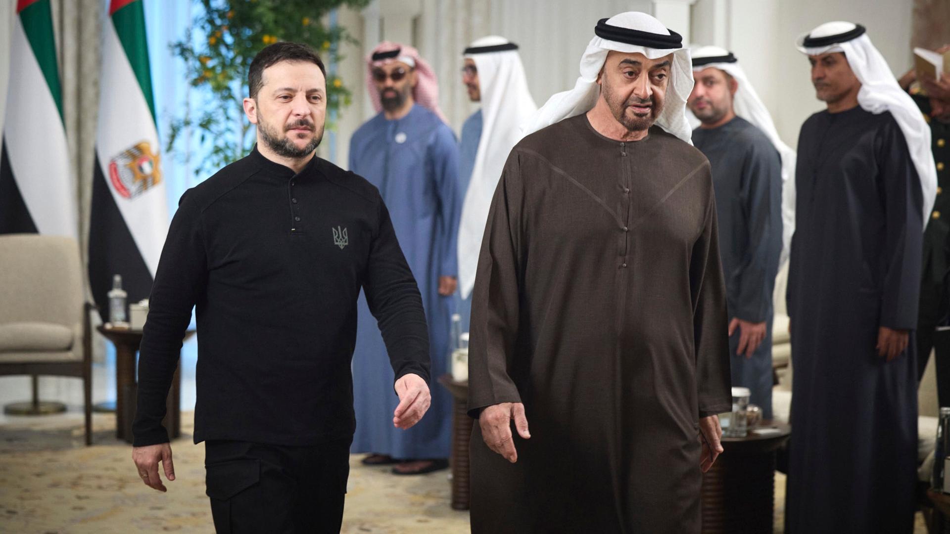 Abu Dhabi: Auf diesem vom Pressebüro des ukrainischen Präsidenten via AP zur Verfügung gestellten Foto ist der Präsident der Vereinigten Arabischen Emirate, Scheich Mohammed bin Zayed Al Nahyan und der ukrainische Präsident Wolodymyr Selenskyj in Abu Dhabi zu sehen. 