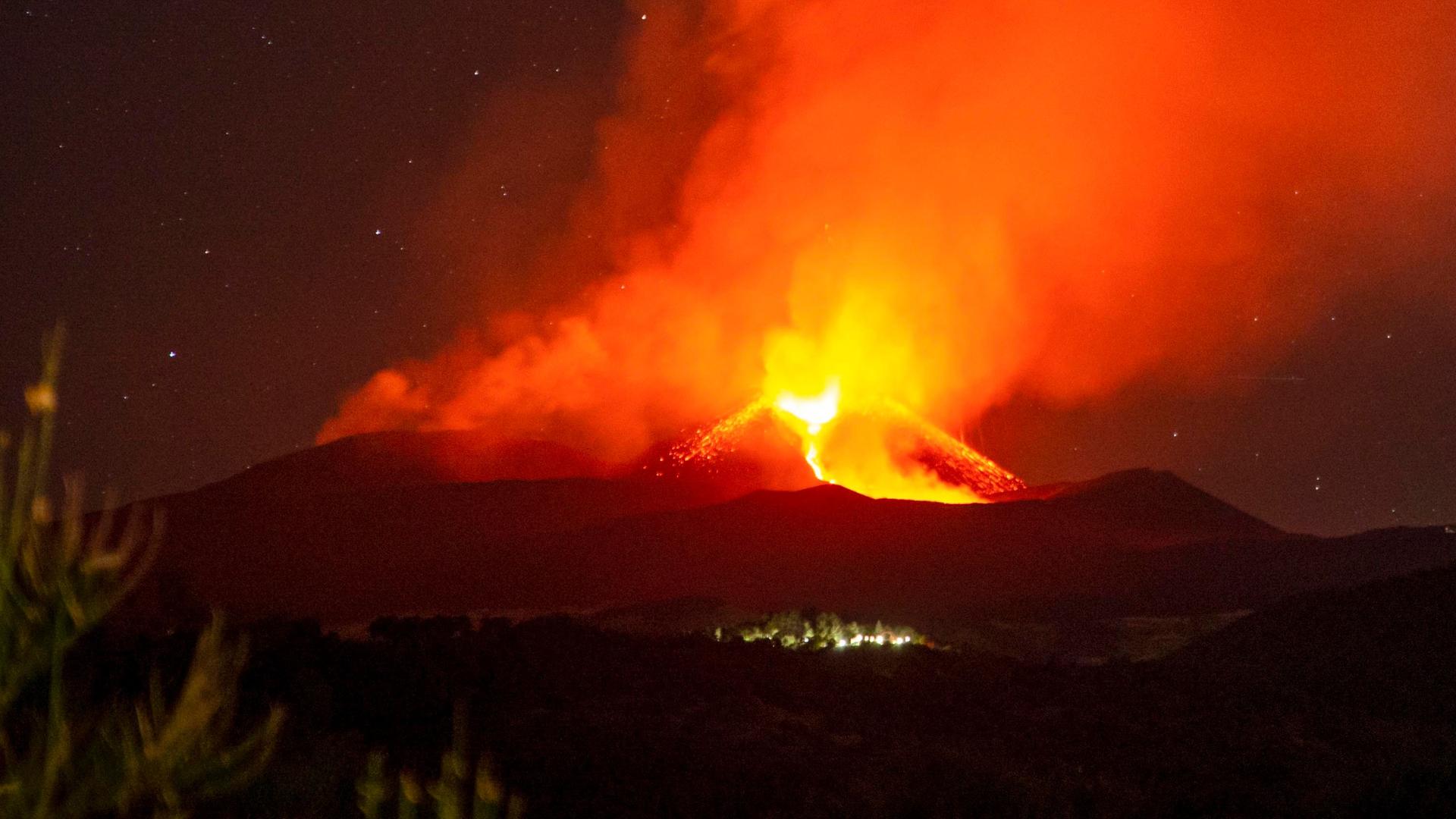 Nicolosi: Lavaströme fließen aus dem Ätna-Vulkan vom Südostkrater in Nicolosi. 