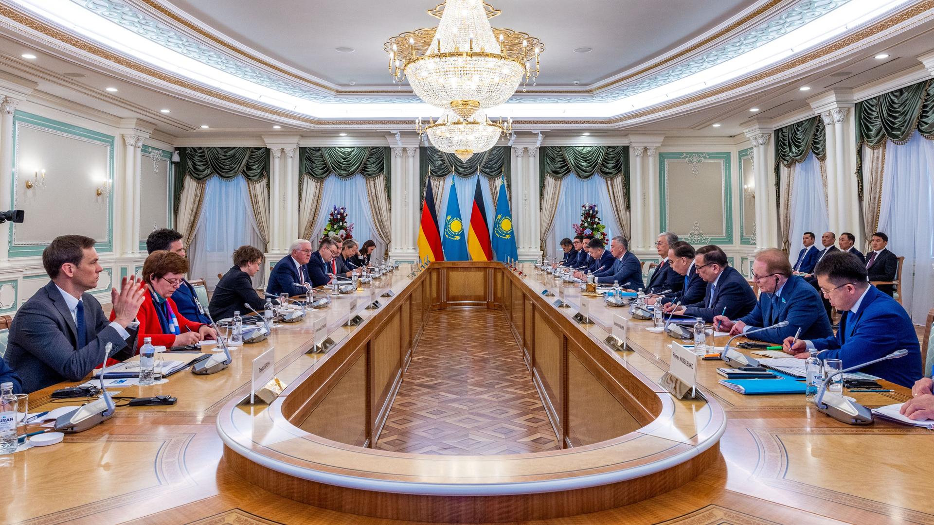 Kasachstan, Astana: Bundespräsident Frank-Walter Steinmeier (Mitte l) und Kassim-Schomart Tokajew (Mitte r), Präsident der Republik Kasachstan, sitzen im Ak-Orda-Palast mit den Delegationen bei den politischen Gesprächen zusammen. Kasachstan, Astana: Bundespräsident Frank-Walter Steinmeier (Mitte l) und Kassim-Schomart Tokajew (Mitte r), Präsident der Republik Kasachstan, sitzen im Ak-Orda-Palast mit den Delegationen bei den politischen Gesprächen zusammen.
