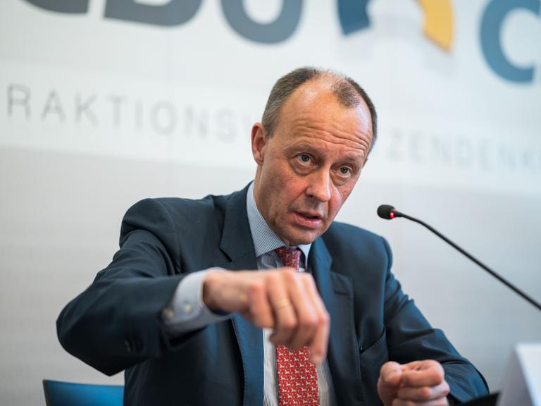 CDU-Vorsitzende Friedrich Merz spricht auf einer Pressekonferenz 