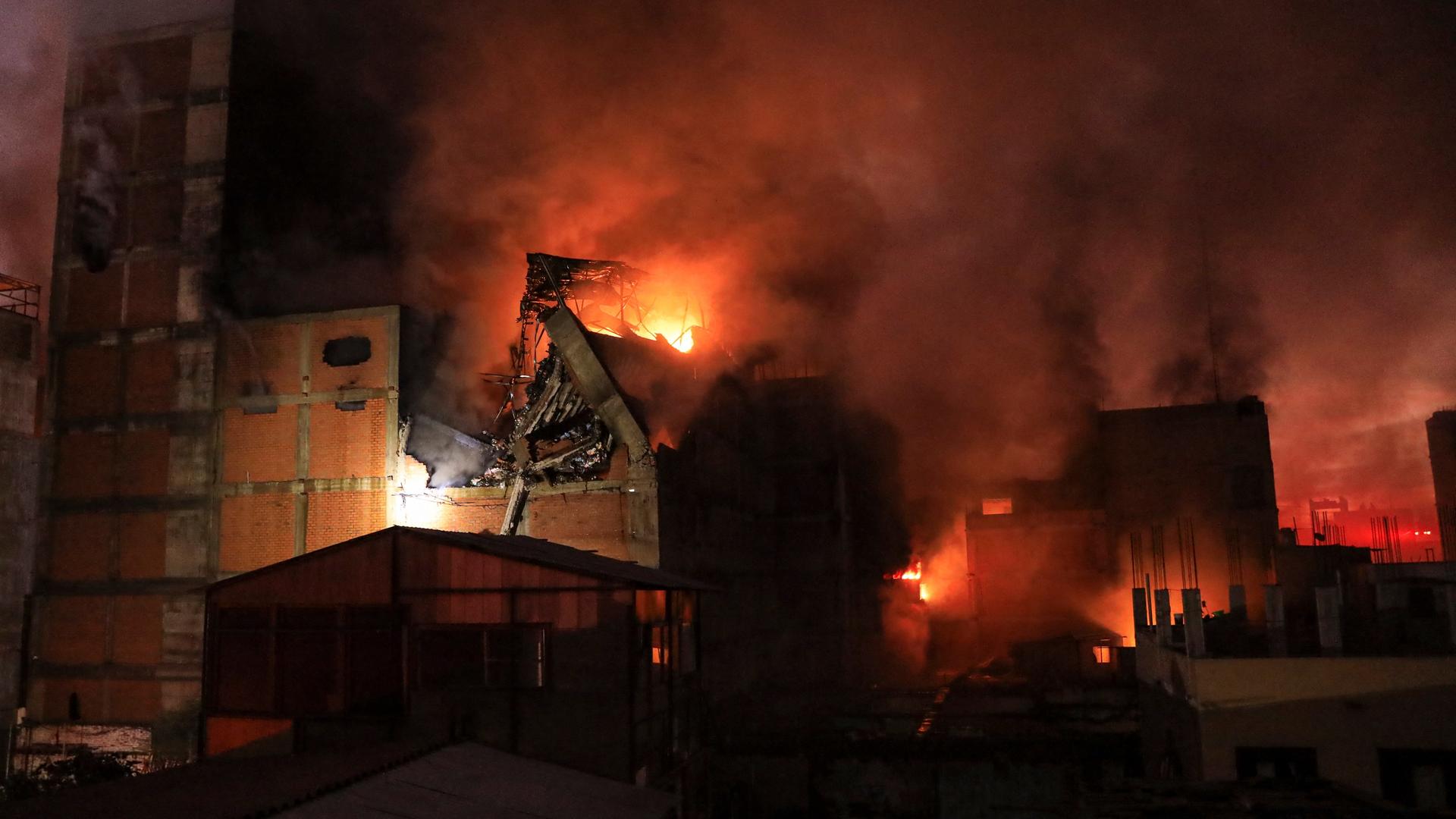 Feuerwehrmänner versuchen, eine Lagerhalle in Lima zu löschen.