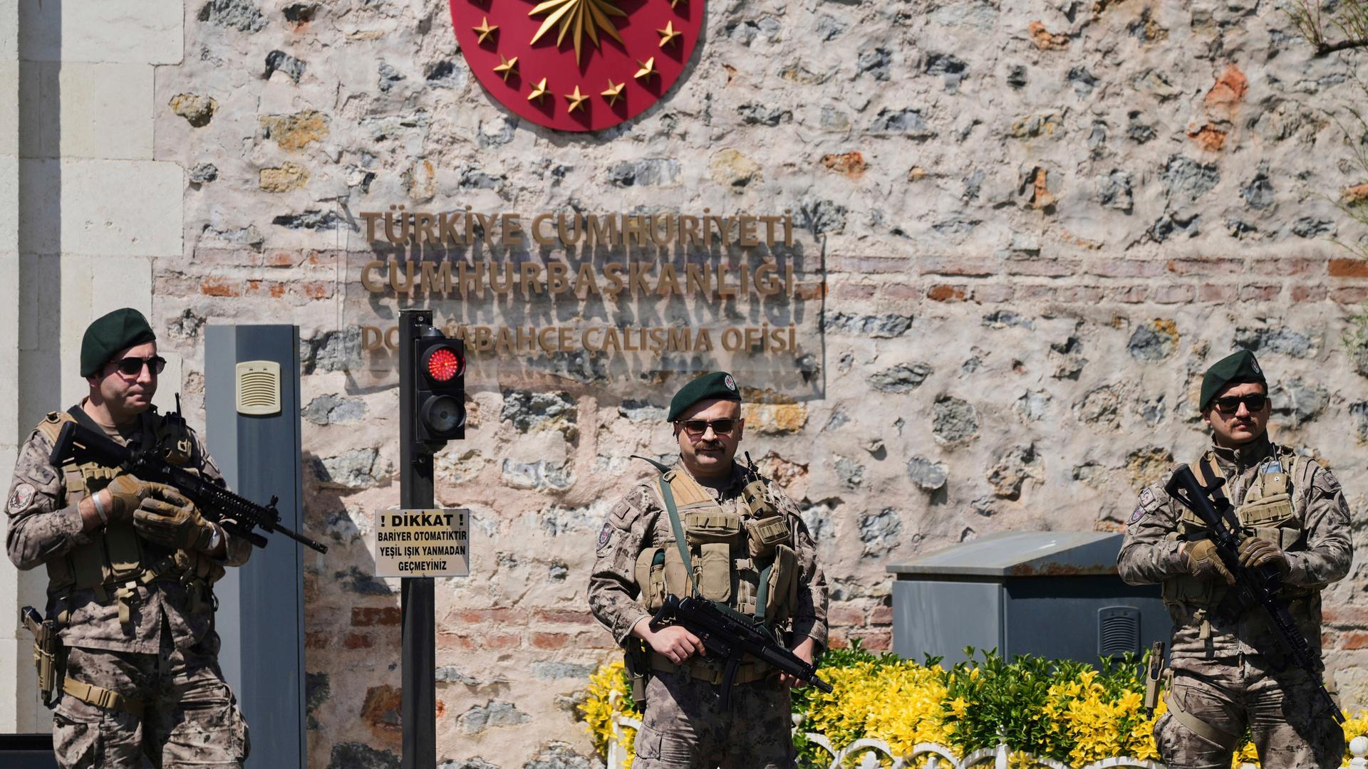 Türkische Sicherheitskräfte stehen vor dem Dolmabahce-Palast, wo Gespräche zwischen russischen und ukrainischen Delegationen erwartet werden. Türkische Sicherheitskräfte stehen vor dem Dolmabahce-Palast, wo Gespräche zwischen russischen und ukrainischen Delegationen erwartet werden.