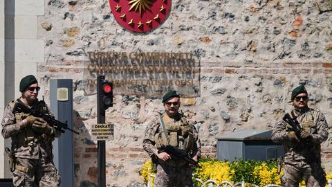 Türkische Sicherheitskräfte stehen vor dem Dolmabahce-Palast, wo Gespräche zwischen russischen und ukrainischen Delegationen erwartet werden.