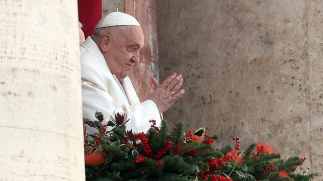 Papst Franziskus mit gefalteten Händen auf der Loggia des Petersdoms 