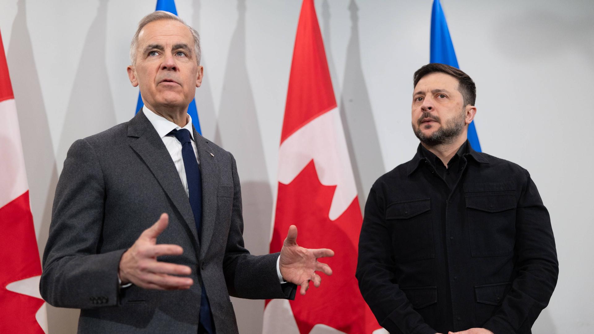 Der kanadische Premierminister Carney steht neben dem ukrainischen Präsidenten Selenskyj und spricht.