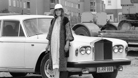 Die Schauspielerin Hildegard Knef steht vor einem weißen Rolls Royce mit Berliner Kennzeichen