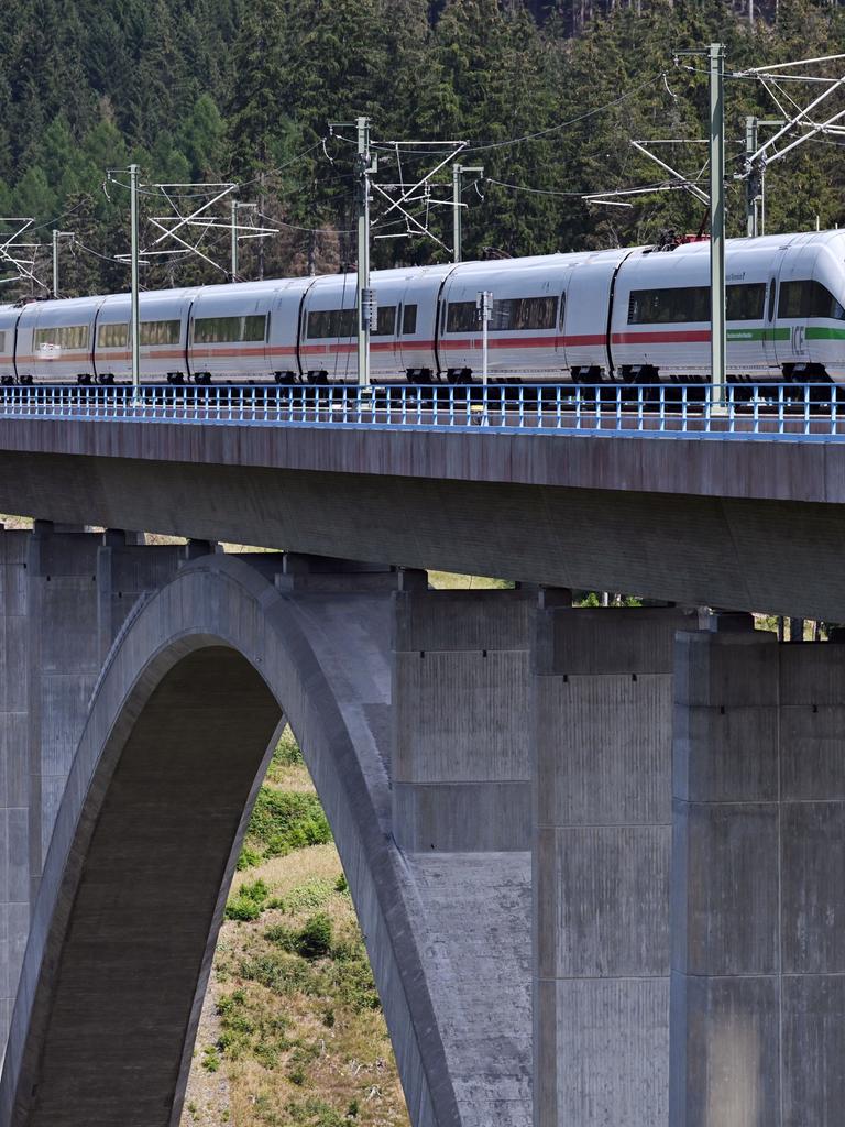 Ein ICE der Deutschen Bahn fährt über die Massetalbrücke an der ICE-Strecke durch den Thüringer Wald