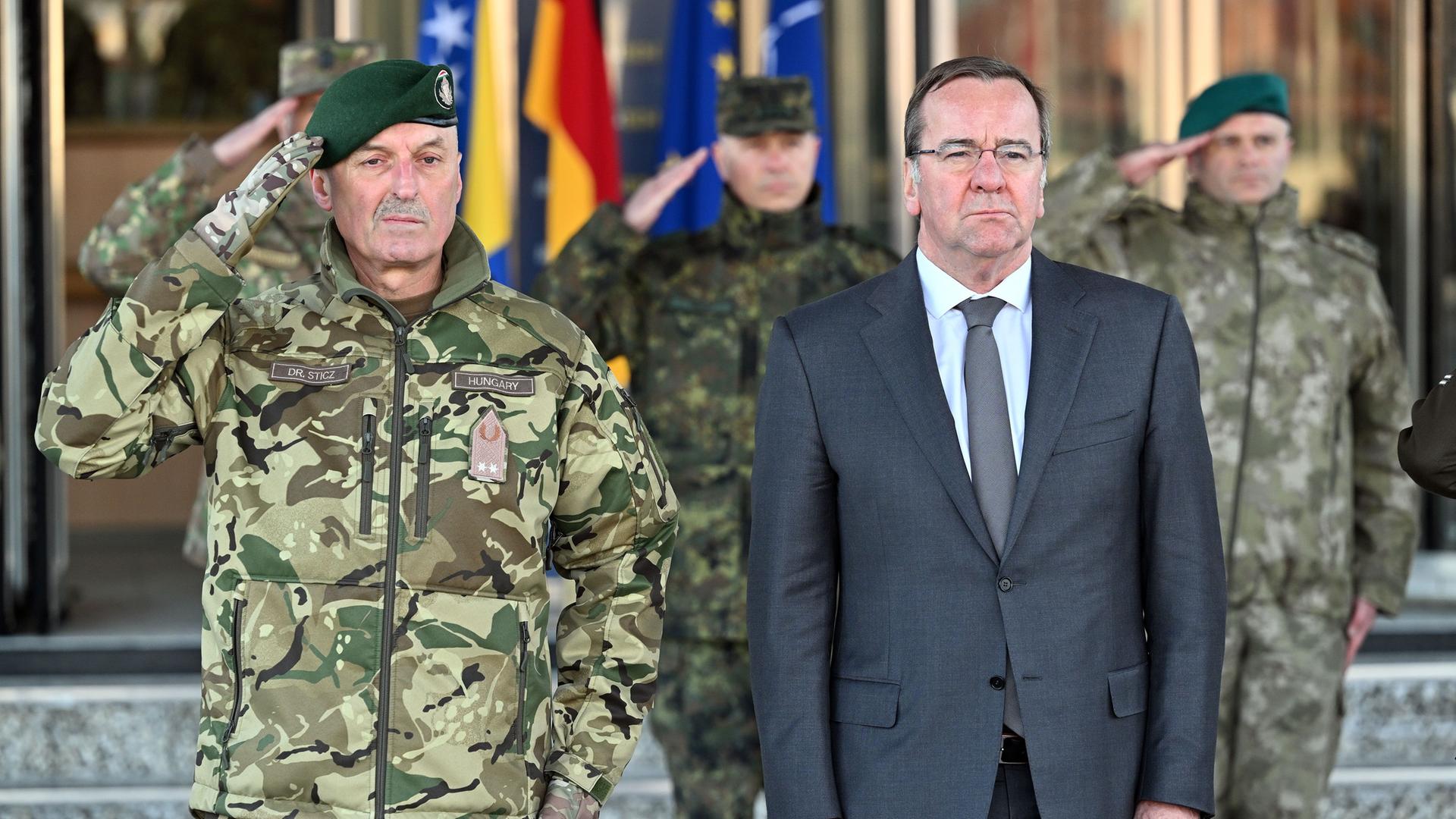 Bosnien-Herzegowina, Sarajevo: Boris Pistorius (M, SPD), Bundesminister für Verteidigung, wird im Camp Butmir mit militärischen Ehren empfangen. Links steht Generalmajor Laszlo Sticz (Ungarn), Kommandeur der European Union Force (EUFOR) Althea. Bosnien-Herzegowina, Sarajevo: Boris Pistorius (M, SPD), Bundesminister für Verteidigung, wird im Camp Butmir mit militärischen Ehren empfangen. Links steht Generalmajor Laszlo Sticz (Ungarn), Kommandeur der European Union Force (EUFOR) Althea.
