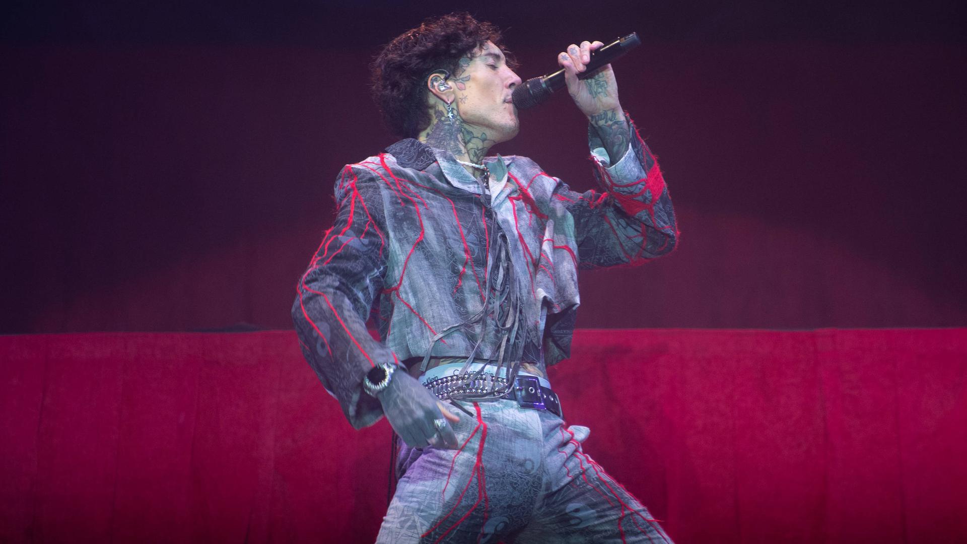Oli Sykes singt beim Reading Festival 2025 ins Mikro. Der Sänger von "Bring Me The Horizon" ist von der Seite zu sehen,. Oli Sykes singt beim Reading Festival 2025 ins Mikro. Der Sänger von "Bring Me The Horizon" ist von der Seite zu sehen,.