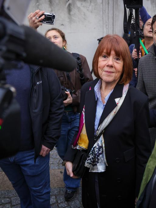 Gisele Pelicot wird vor dem Gericht in Avignon von Reportern umringt.