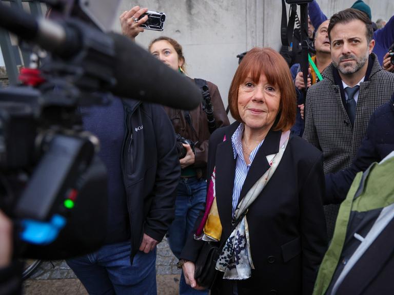 Gisele Pelicot wird vor dem Gericht in Avignon von Reportern umringt.