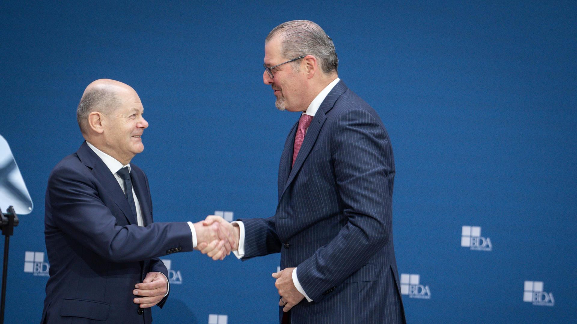 Bundeskanzler Olaf Scholz (SPD) und BDA-Präsident Rainer Dulger schütteln sich die Hände.