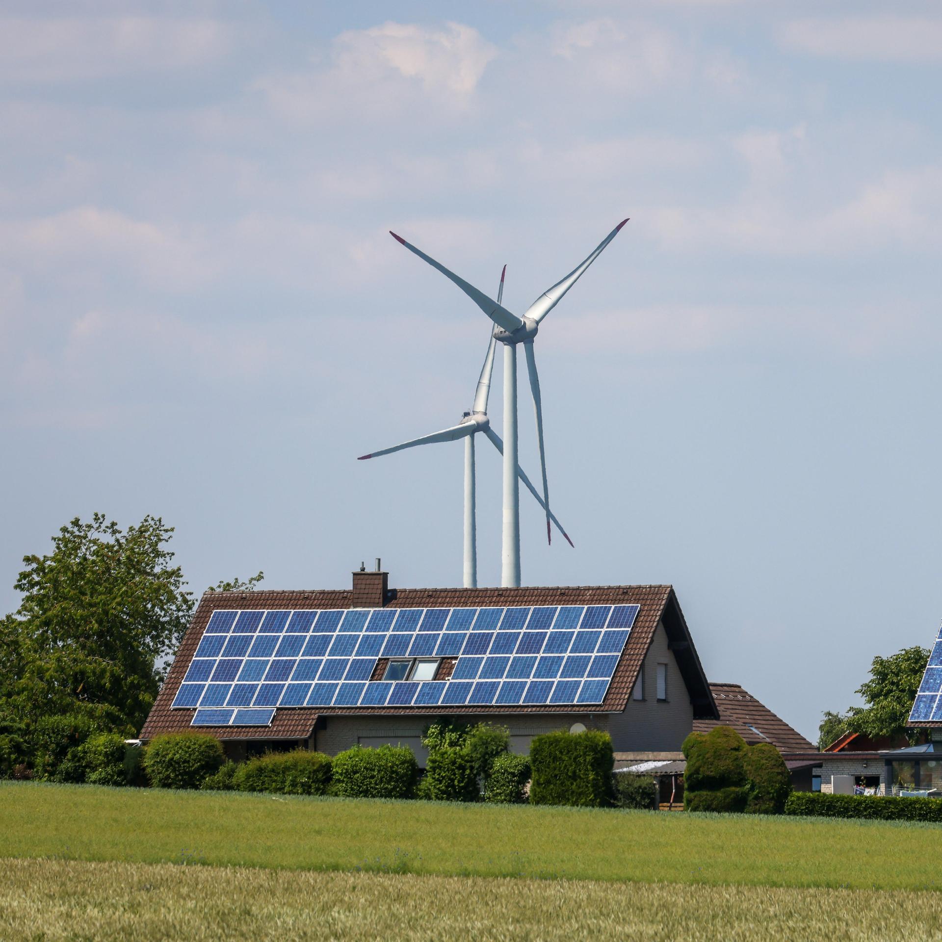 Windpark an der Ortschaft Lichtenau, Nordrhein-Westfalen