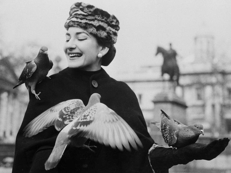 Die Opernsopranistin Maria Callas hält und füttert Tauben auf dem Trafalgar Square in London