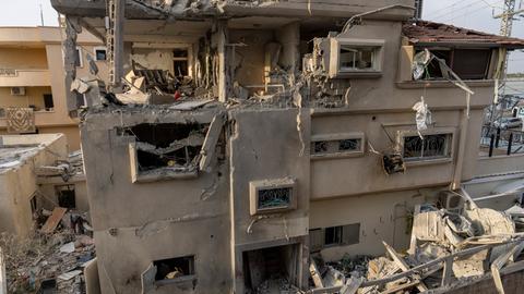 Blick auf ein beschädigtes Haus in Zentralisrael nach Beschuss aus dem Libanon. 