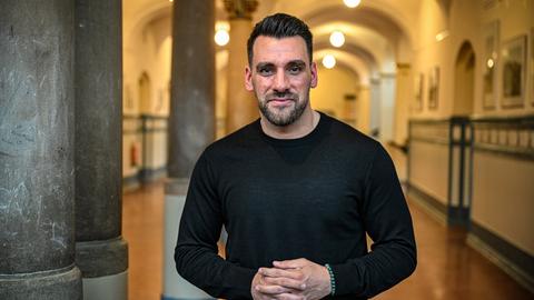 Porträt des Schulleiters Engin Catik im Flur der Bergius-Schule in Berlin Schöneberg.