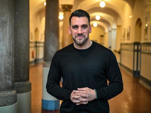 Porträt des Schulleiters Engin Catik im Flur der Bergius-Schule in Berlin Schöneberg.
