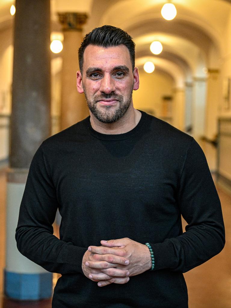 Porträt des Schulleiters Engin Catik im Flur der Bergius-Schule in Berlin Schöneberg.