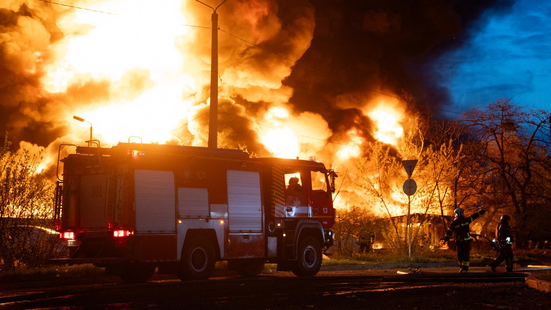 Feuerwehr vor Flammen und Rauchwolken Feuerwehr vor Flammen und Rauchwolken