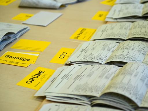Zu sehen sind Wahlzettel die Auszählung auf eine Tisch liegen anläßlich der Auszählung zur Europawahl in Leipzig im Juni 2024 in einem Wahllokal in einer Schule. 