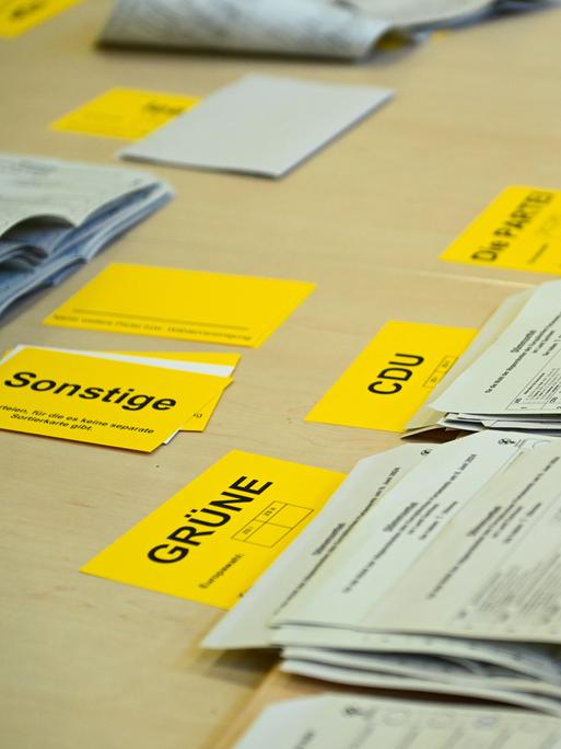 Zu sehen sind Wahlzettel die Auszählung auf eine Tisch liegen anläßlich der Auszählung zur Europawahl in Leipzig im Juni 2024 in einem Wahllokal in einer Schule. 