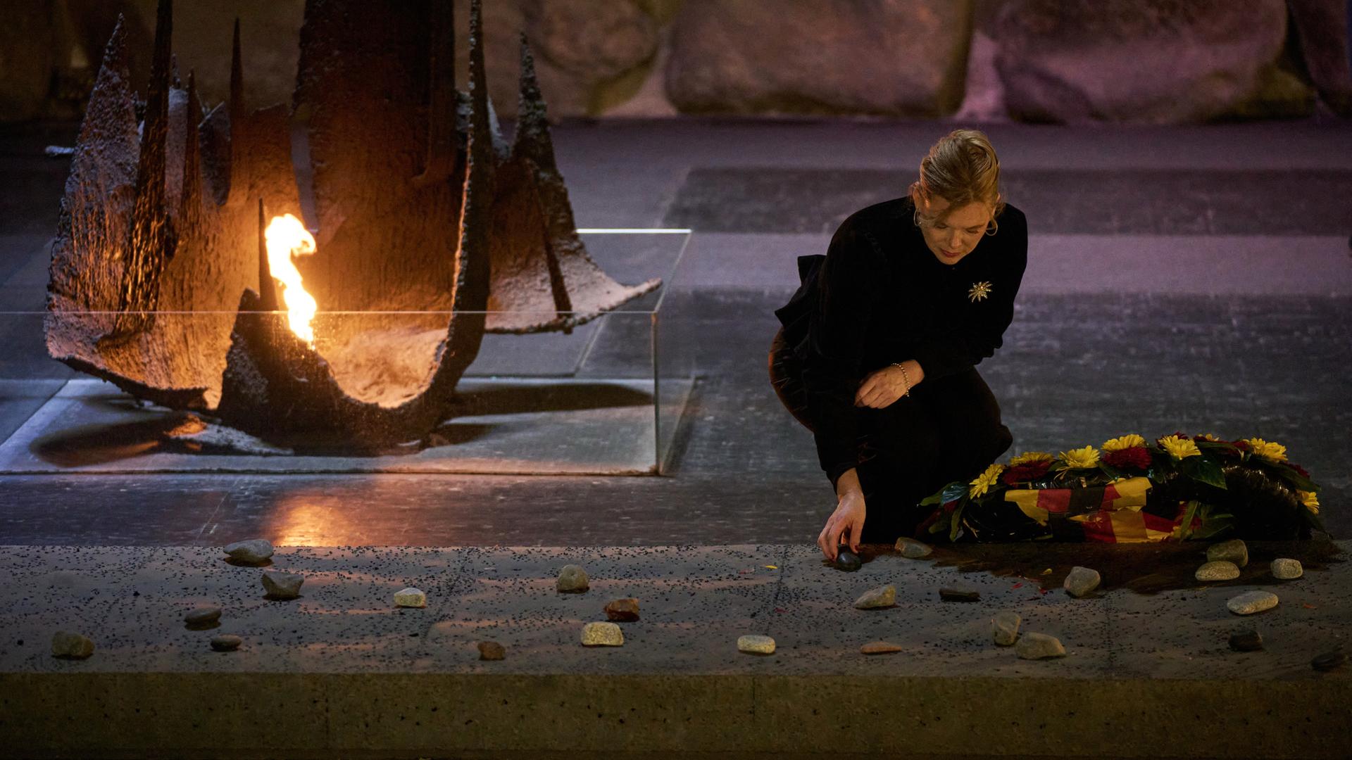 Jerusalem: Bundestagspräsidentin Julia Klöckner legt während ihres Besuchs der Holocaust-Gedenkstätte Yad Vashem einen Kranz und einen Stein in der Halle der Erinnerung nieder.
