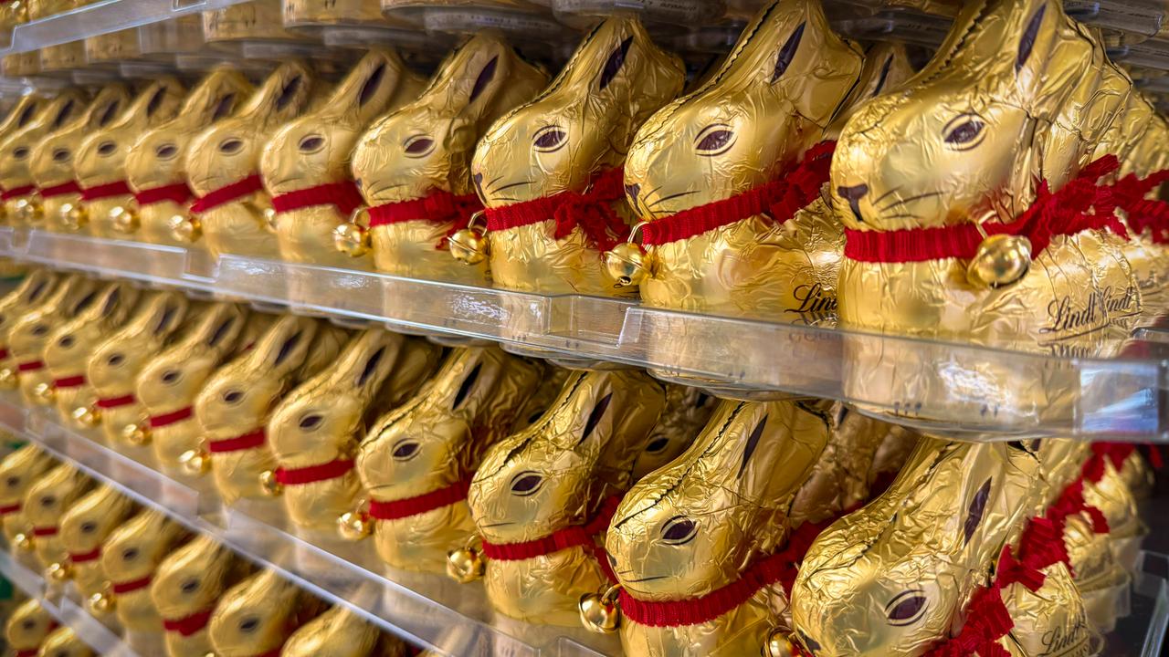 Lindt Goldhasen mit Glöckchen im Angebot eines Supermarktes 