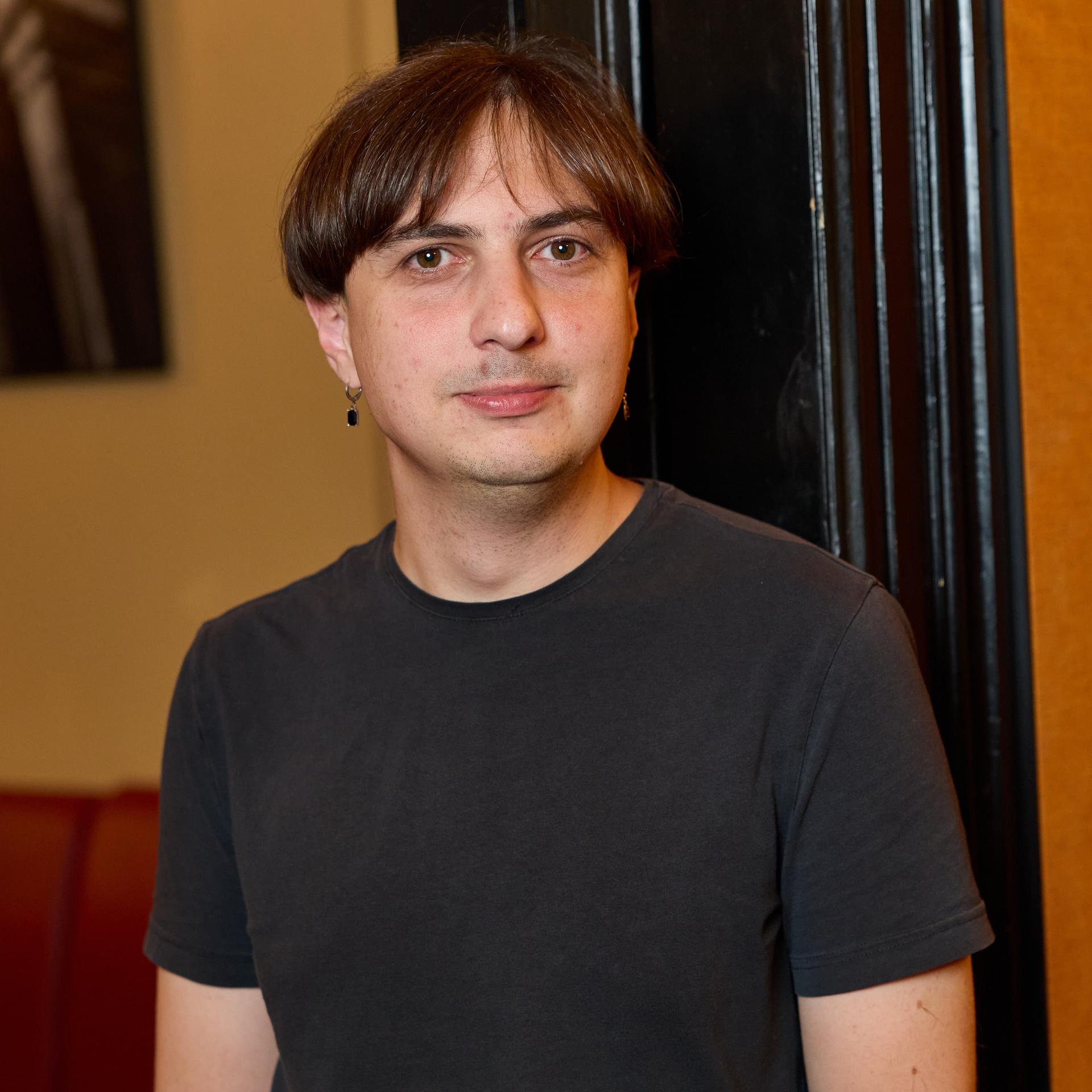 Elias Hirschl: „Schleifen“ – Von Teufelskreisen und Zirkelschlüssen