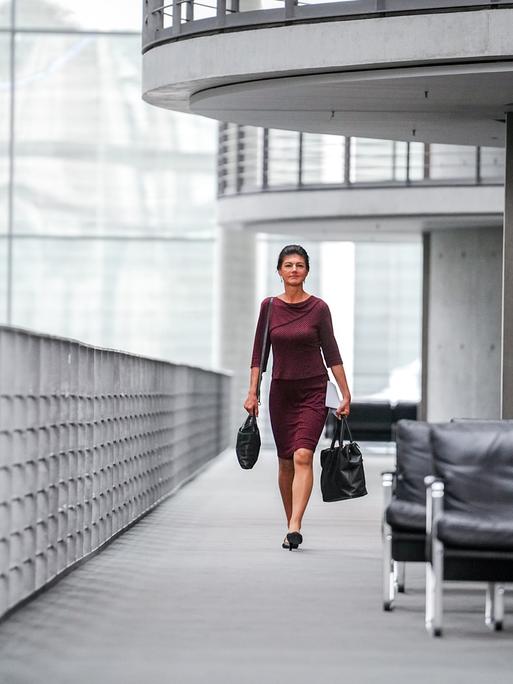Sahra Wagenknecht läuft auf einem Flur im Bundestag.