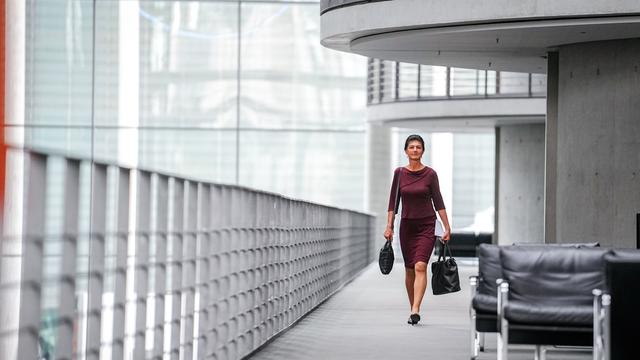 Sahra Wagenknecht läuft auf einem Flur im Bundestag.