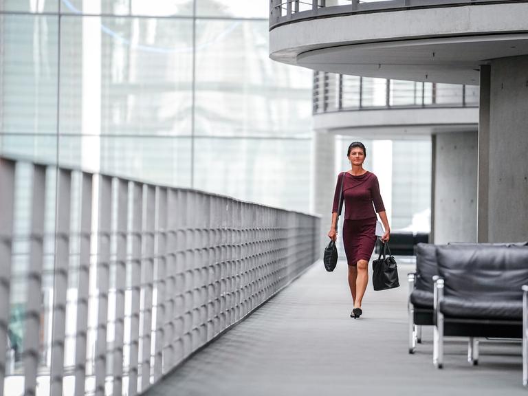 Sahra Wagenknecht läuft auf einem Flur im Bundestag.