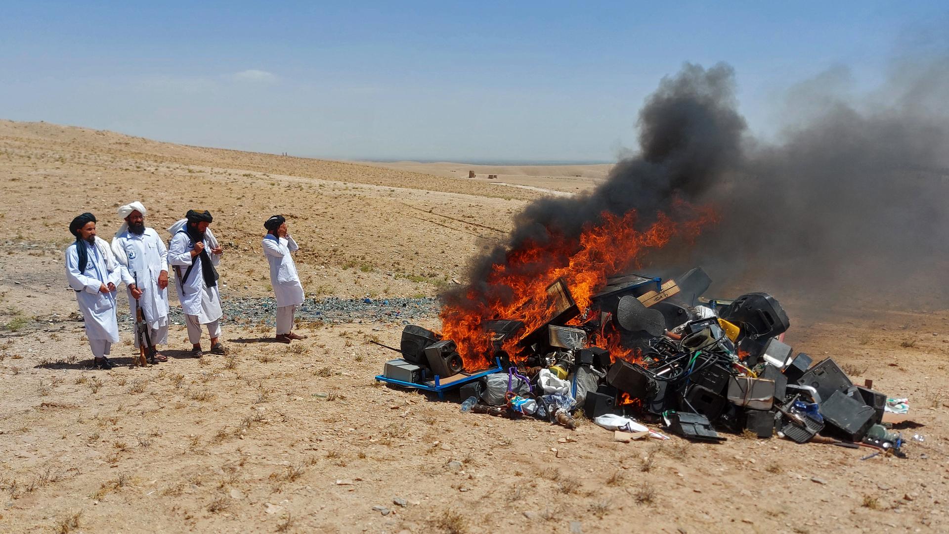 Das Foto zeigt die Verbrennung von Musikinstrumenten durch die islamistischen Taliban in Afghanistan.