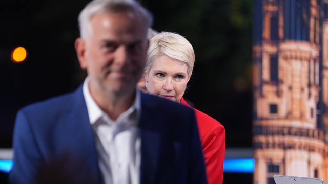 Schwerin: Manuela Schwesig (SPD), Spitzenkandidatin der SPD und Ministerpräsidentin von Mecklenburg-Vorpommern, geht hinter Leif-Erik Holm, Ministerpräsidentenkandidat der AfD.