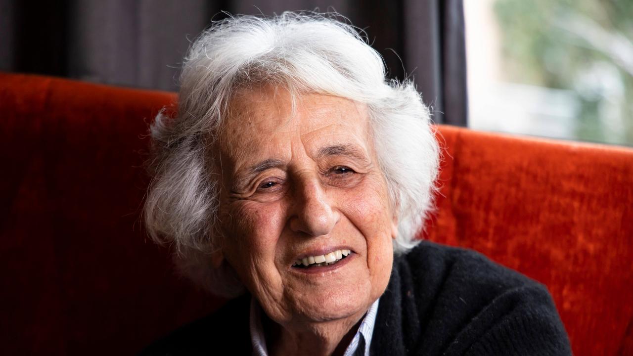 Die Musikerin und Auschwitz-Überlebende Anita Lasker-Wallfisch lächelt bei einem Interview.