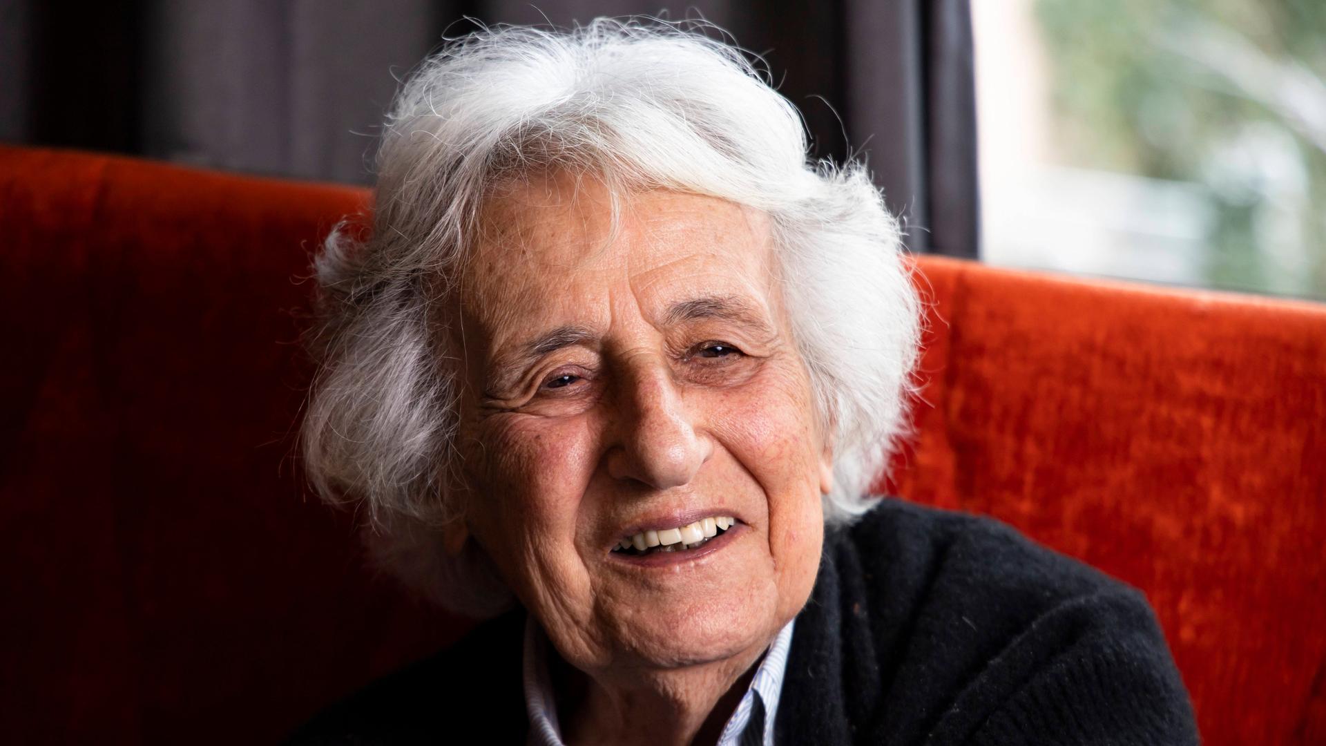 Die Musikerin und Auschwitz-Überlebende Anita Lasker-Wallfisch lächelt bei einem Interview.