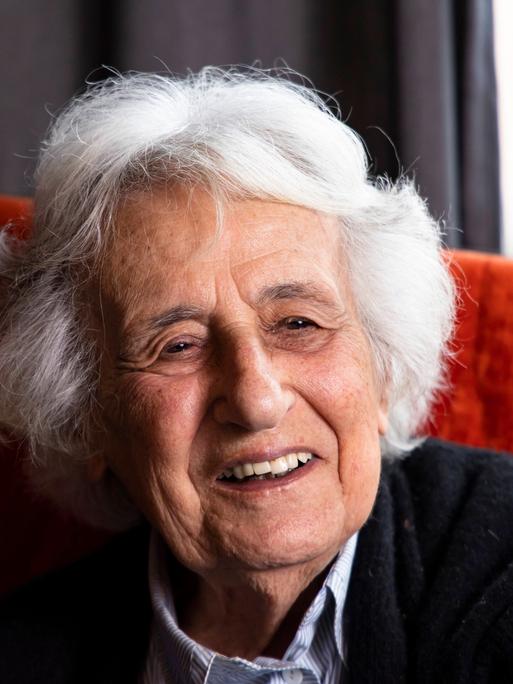 Die Musikerin und Auschwitz-Überlebende Anita Lasker-Wallfisch lächelt bei einem Interview.