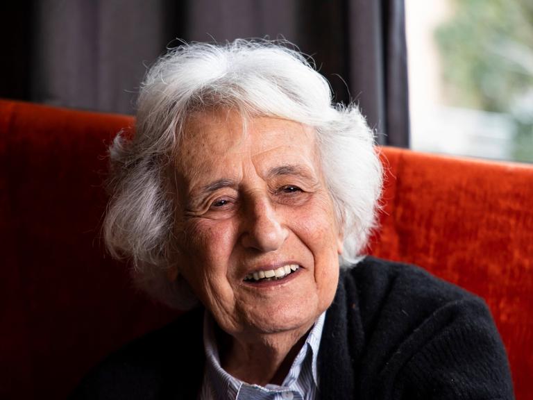Die Musikerin und Auschwitz-Überlebende Anita Lasker-Wallfisch lächelt bei einem Interview.