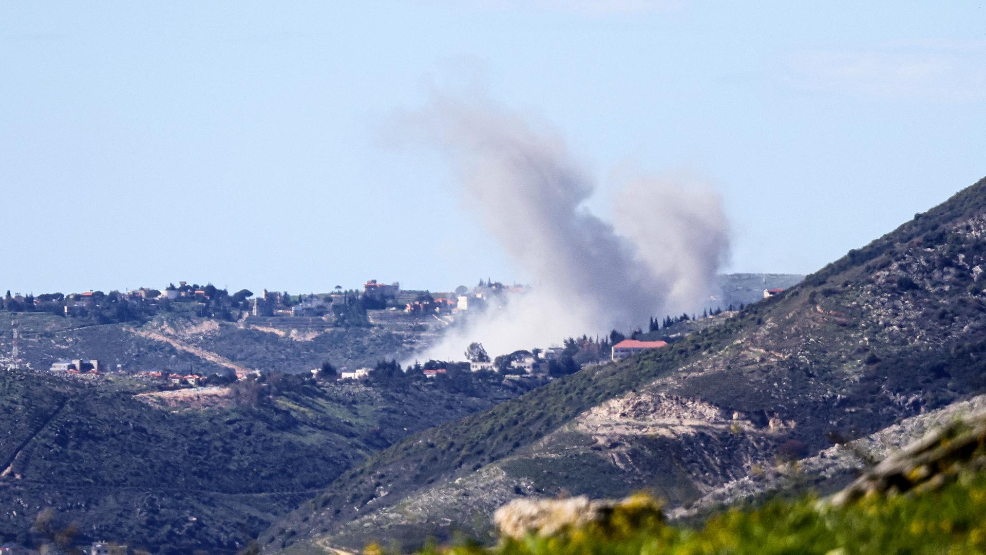 Rauch steigt im Süden des Libanon nahe der Stadt Arabsalim nach einem israelischen Angriff auf.