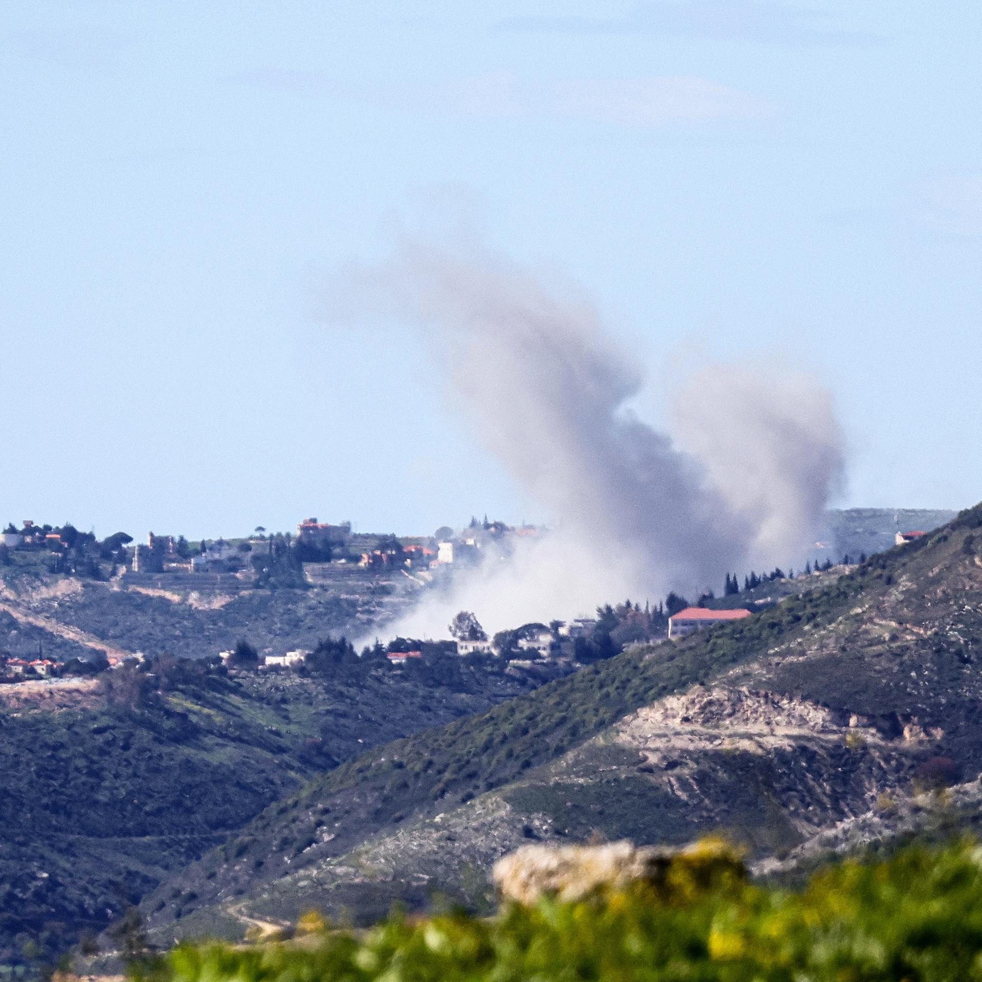 Rauch steigt im Süden des Libanon nahe der Stadt Arabsalim nach einem israelischen Angriff auf.