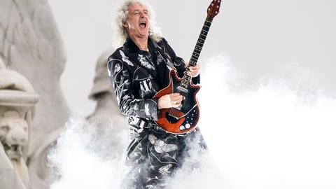 Brian May auf der Bühne vor dem Buckingham-Palast.