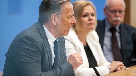 Holger Münch, Präsident des Bundeskriminalamtes, spricht während der Pressekonferenz zur Vorstellung der Polizeilichen Kriminalstatistik 2024. Neben ihm sitzen Innenminsterin Nancy Faeser und Ulrich Mäurer, Vorsitzender der Innenministerkonferenz.