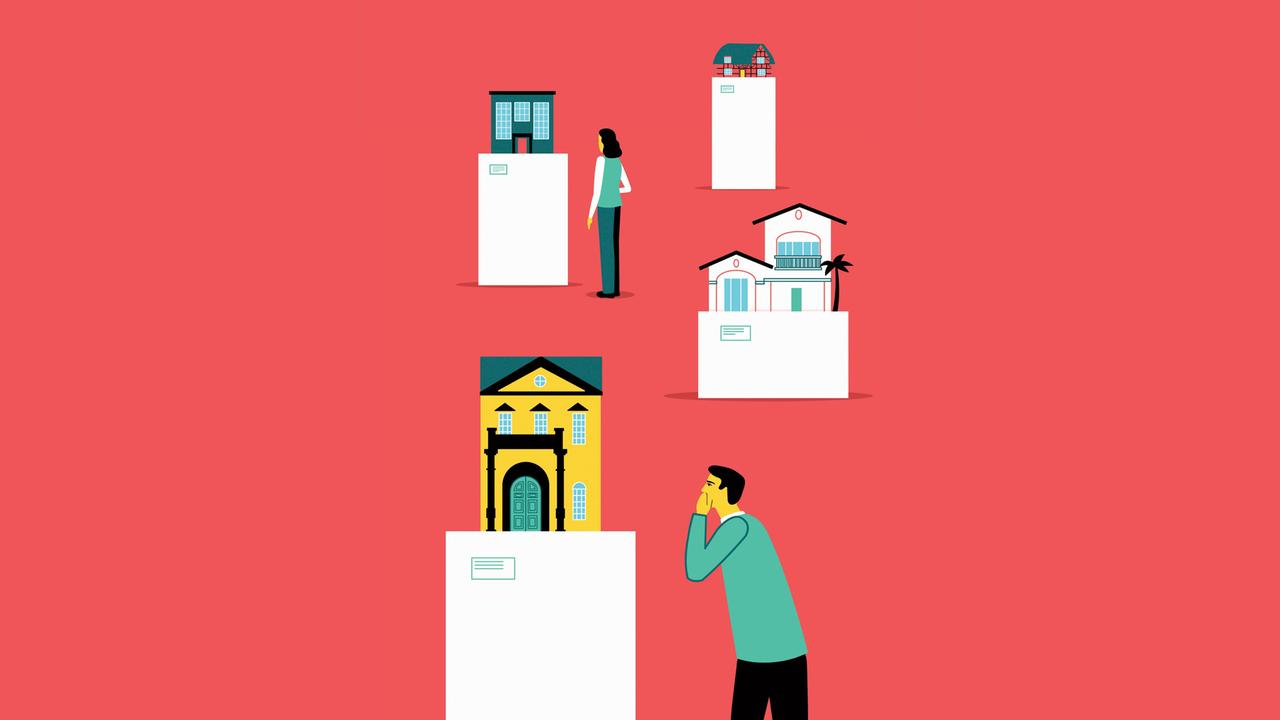 Menschen betrachten verschieden große Immobilien auf Sockeln in einer Galerie. Menschen betrachten verschieden große Immobilien auf Sockeln in einer Galerie.