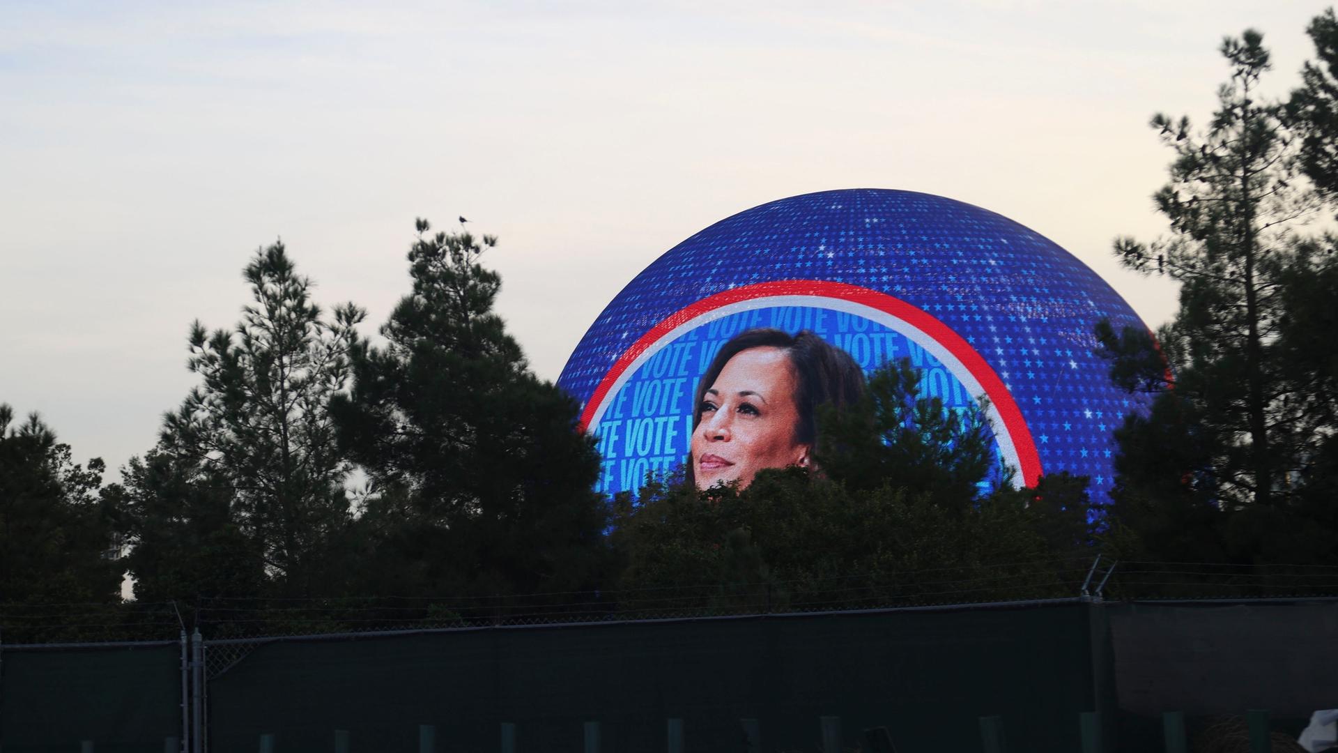 Auf der Sphere, einer kugelförmige Mehrzweckhalle in Las Vegas, strahlt eine Wahlkampfwerbung für die demokratische Präsidentschaftskandidatin und US-Vizepräsidentin Kamala Harris. 