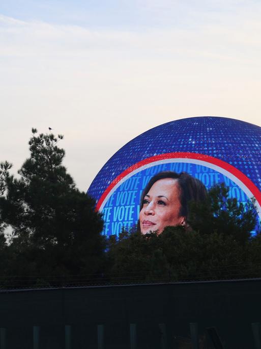 Auf der Sphere, einer kugelförmige Mehrzweckhalle in Las Vegas, strahlt eine Wahlkampfwerbung für die demokratische Präsidentschaftskandidatin und US-Vizepräsidentin Kamala Harris. 