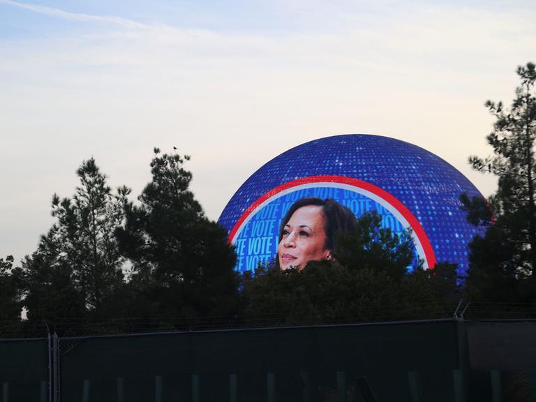 Auf der Sphere, einer kugelförmige Mehrzweckhalle in Las Vegas, strahlt eine Wahlkampfwerbung für die demokratische Präsidentschaftskandidatin und US-Vizepräsidentin Kamala Harris. 