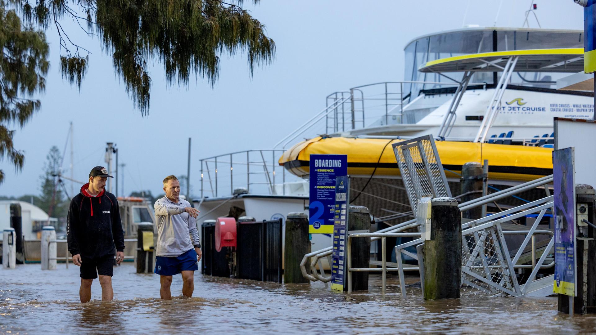 Australien, Port Macquarie: Menschen treffen Vorbereitungen für die Überschwemmungen. Sie stehen mit Gummistiefeln im Wasser. Australien, Port Macquarie: Menschen treffen Vorbereitungen für die Überschwemmungen. Sie stehen mit Gummistiefeln im Wasser.