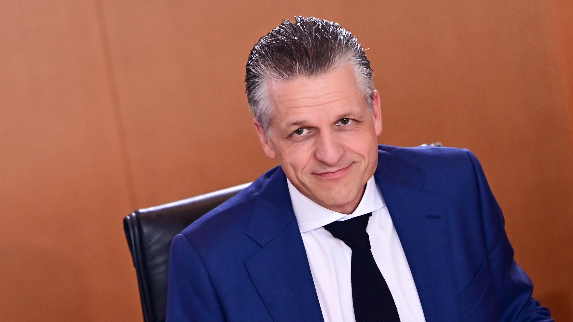 Thorsten Frei (CDU), Chef des Bundeskanzleramts und Bundesminister für besondere Aufgaben, nimmt vor der Sitzung des Bundeskabinetts Platz.
