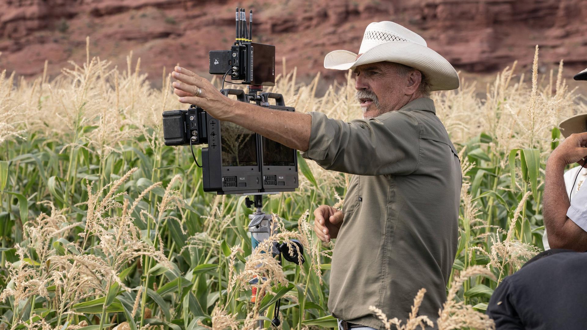 Kevin Costner als Regisseur beim Dreh von "Horizon - An American Saga"