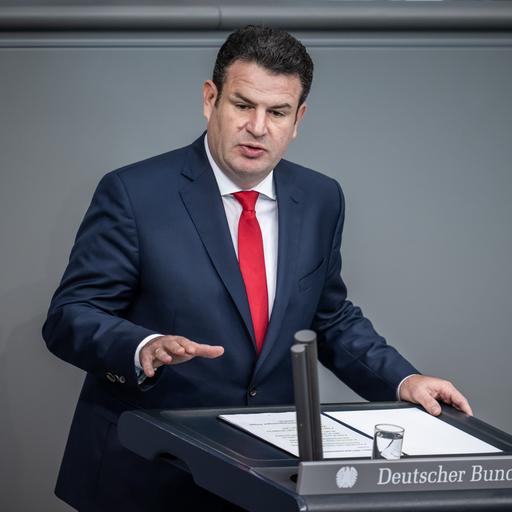 Hubertus Heil (SPD), Bundesminister für Arbeit und Soziales, spricht im Bundestag.